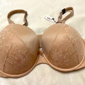 This is a new with tags Victoria Secret bra size 38DDD. Never worn or tried on!
